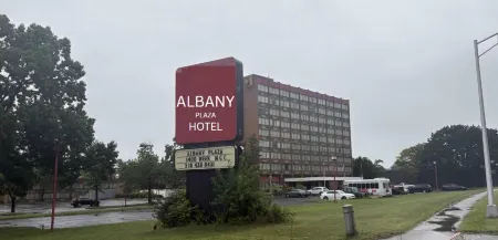 Albany Plaza Hotel Отели рядом с достопримечательностью «MVP Arena»