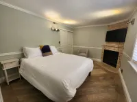 Backyard Oases 2-bedroom house in delightful Vista with WiFi, AC