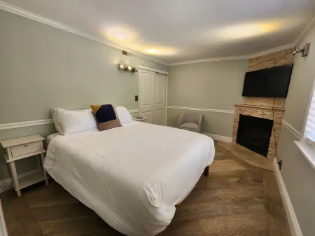 Backyard Oases 2-bedroom house in delightful Vista with WiFi, AC