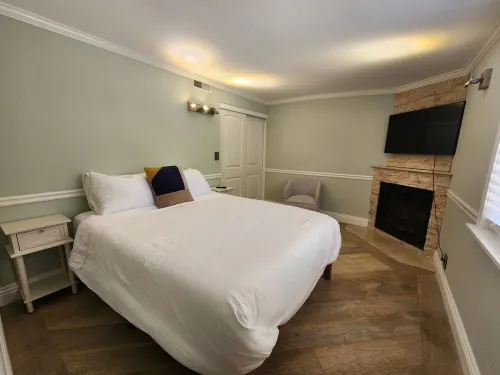 Backyard Oases 2-bedroom house in delightful Vista with WiFi, AC