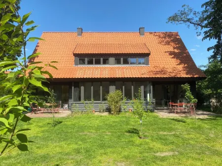 Bright vacation home on Lake Zenssee with fireplace and terrace Отели в г. Лихен