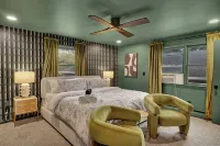 5 BD Charming Home in Gaylord Sleeps 16 Indoor Pool Hot Tub Game Room Hotel di Dover Township