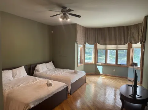 Wasaga Beach Retreat. 5 Queen, 2 singles. 6 min to Beach 6; 20 min to Blue Mtn.