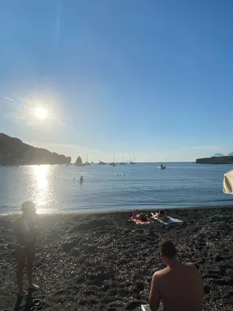 THE BLACK SANDS is a 2-room apartment in the middle of the 2 beaches of Vulcano