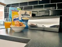 3-Bed Home, great for contractors, near to Gulliver's Valley theme park, Hot tub Hotel a Dinnington