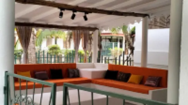 3 minutes walk to the beach, and the mall!