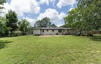 3-bedroom house with WiFi and AC in Lindale close to downtown and I-20