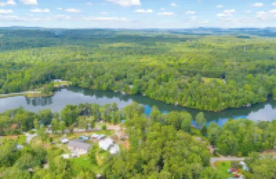 Charming 2-bedroom cabin in beautiful Mountain Rest on Lake Becky