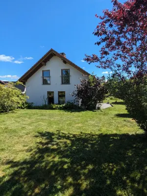 Black Forest vacation home Strauch surrounded by great hiking trails and excursion destinations ユーリンゲン＝ビルケンドルフのホテル