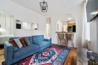 Steps from Central Park and Modern Amenities - Charming Spacious Retreat Upper East Side/어퍼 이스트 사이드 호텔