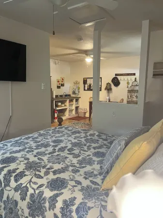 Couples retreat~two minute walk to historic downtown Square~Centrally located. Отели в г. Глен Роуз