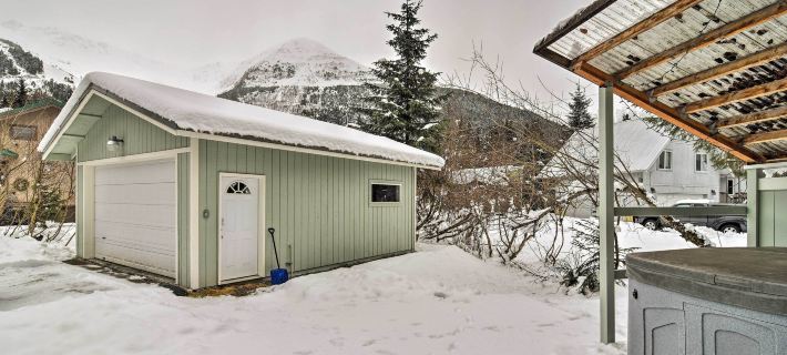 Cabin w/ Hot Tub & Views: 1 Mile to Alyeska Resort Hotels in Анкорідж