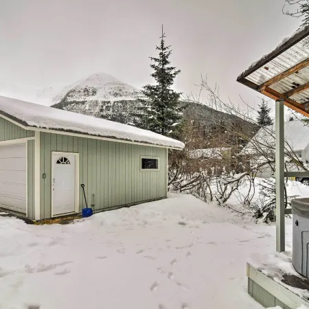 Cabin w/ Hot Tub & Views: 1 Mile to Alyeska Resort