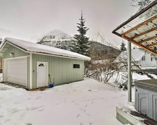 Cabin w/ Hot Tub & Views: 1 Mile to Alyeska Resort Hotels near Bear Cub