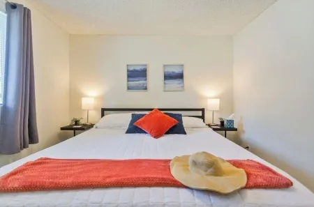 Full Kitchen - Cozy 2 Br with King Bed - Hospital & Hanford Super Close.