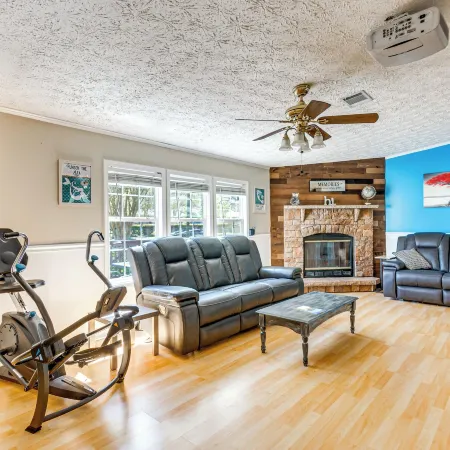 Fire Pit and on-Site Fishing! Pensacola Family Home