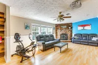 Fire Pit and on-Site Fishing! Pensacola Family Home - 비치