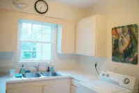 The Mockingbird Crew House - 3 Bedroom, 2 Bath Home in North Fondren