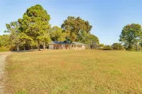 3 Mi to Lake: House w/ Fire Pit in Mountain Home! - 3-Star
