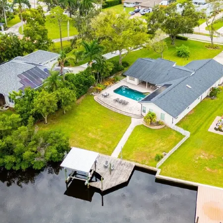 Private Heated Pool Home on the bayou leading to the Gulf of Mexico☼ Отели в г. Уэст-Брейдентон