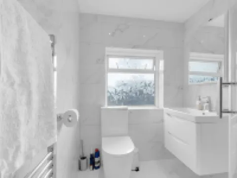 4 Bed - Sleeps 8 - Free Parking - Garden Hotels in Dagenham