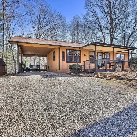 Unwind Fireside: Serene Murphy Escape w/ Hot Tub!