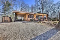 Unwind Fireside: Serene Murphy Escape w/ Hot Tub! - Parking