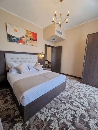 Grand Hotel Oran Отели рядом с достопримечательностью «Sumas Mountain Inter-Regional Park»