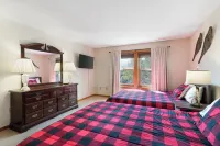 Spacious Corner Townhouse from Mt. Snow! Private Hot Tub!