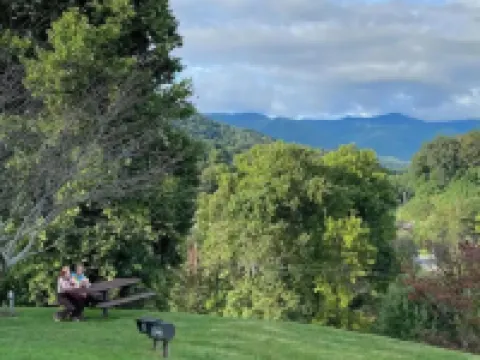 Awesome House in Downtown Sylva! シルバのホテル