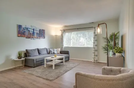 Just remodeled apartment close to airport and mall Отели рядом с достопримечательностью «Парк Мажевски Метро»