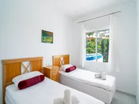 Villa in Nerja with Pool & Beach Nearby - فلل