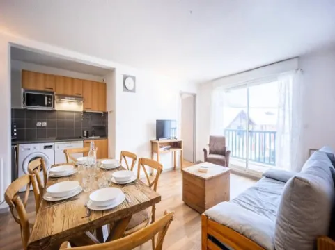 3 Rooms for 8 People