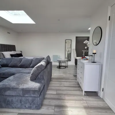 Lodge - Sleeps 2 - Pet Friendly - Parking - Patio Hotels near The Red House