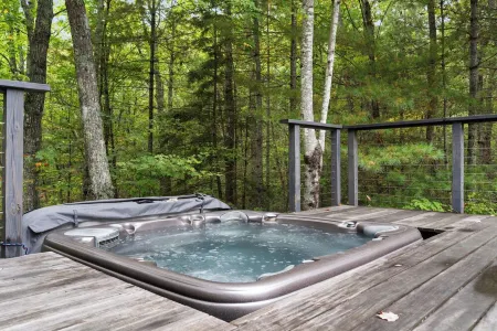 Private Modern Cabin with Hot Tub, Cozy Heated Floors and Outdoor Fireplace.