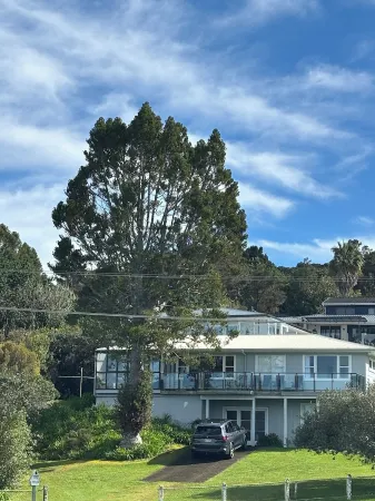 Whitianga Beachfront, with extensive views across Mercury Bay. Отели рядом с достопримечательностью «The Lost Spring»