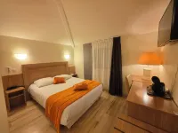 Logis Hotel Restaurant le Grand Turc - ที่มีสระว่ายน้ำ