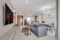 2BR LLOYD W/ Pool & Free Parking