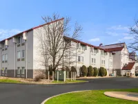 Red Roof Plus+ Boston - Logan Hotels in Saugus