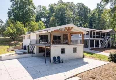 RARE EASY ACCESS PRIVATE FLOATING DOCK 4 BED ROOM HOME! Hotels near Margaritaville at Lanier Islands Water Park