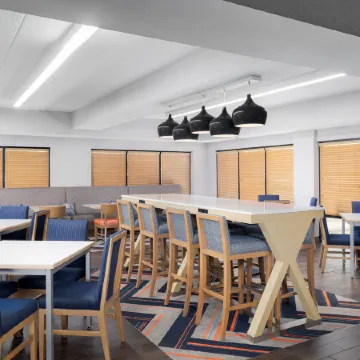 Hampton Inn Louisville-Airport (Fair & Expo Center) Отели рядом с достопримечательностью «Сикс Флэгз Кентакки Кингдом»