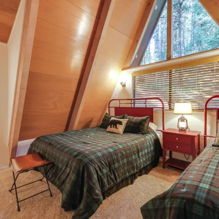 3 Mi to Calaveras Big Trees: Cabin w/ Fire Pit!