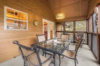Creekside - 2 Bdr Resort Cabin in Epic Location!
