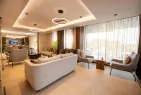 Golden Rose Hotel - parking