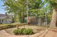 Private Porch! Charming Stay 6 Mi to Arrowhead - Homestays