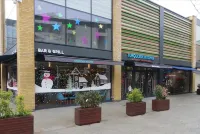 Luxurious One Bedroom Apartment in Bond Street Các khách sạn gần St Andrews Parish Church