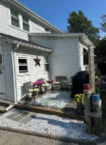 Recently totally renovated duplex located 5 minutes from Downtown Bristol.