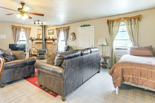 Quiet Pagosa Springs Cabin Lake and Mountain Views! - 2-Star
