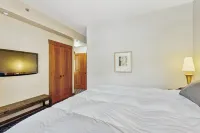 1BR Ski-in/ski-out Condo w/ Views, Pool, Hot Tub Hotels in Olympic Valley