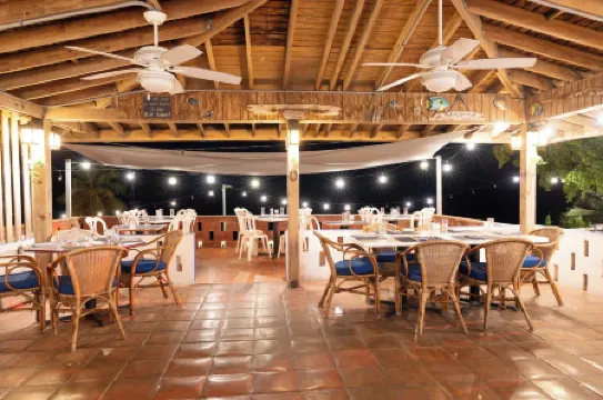 Trade Winds Restaurant & Guesthouse